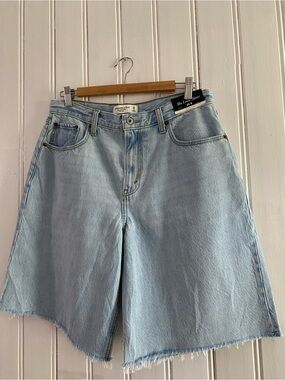 ABERCROMBIE & FITCH NWTs the loose shirt mid rise curve love lightwash size 29